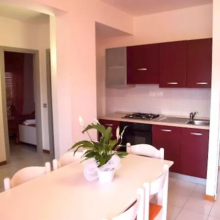 Ξενοδοχείο με διαμερίσματα With Swimming Pool In Luni Mare 3*