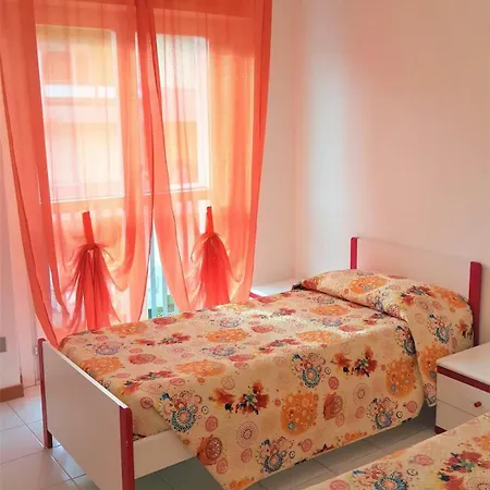 Ξενοδοχείο με διαμερίσματα With Swimming Pool In Luni Mare 3*