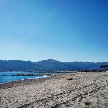 With Swimming Pool In Luni Mare アパートホテル