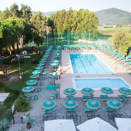 With Swimming Pool In Luni Mare アパートホテル