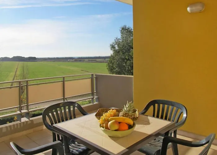 Apartahotel With Swimming Pool In Luni Mare